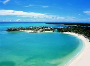 mauritiu spiaggia con hotel in fondo 300x219 Spunti di viaggio: reportage Mauritius, l’Isola della bellezza e dell’armonia…. 