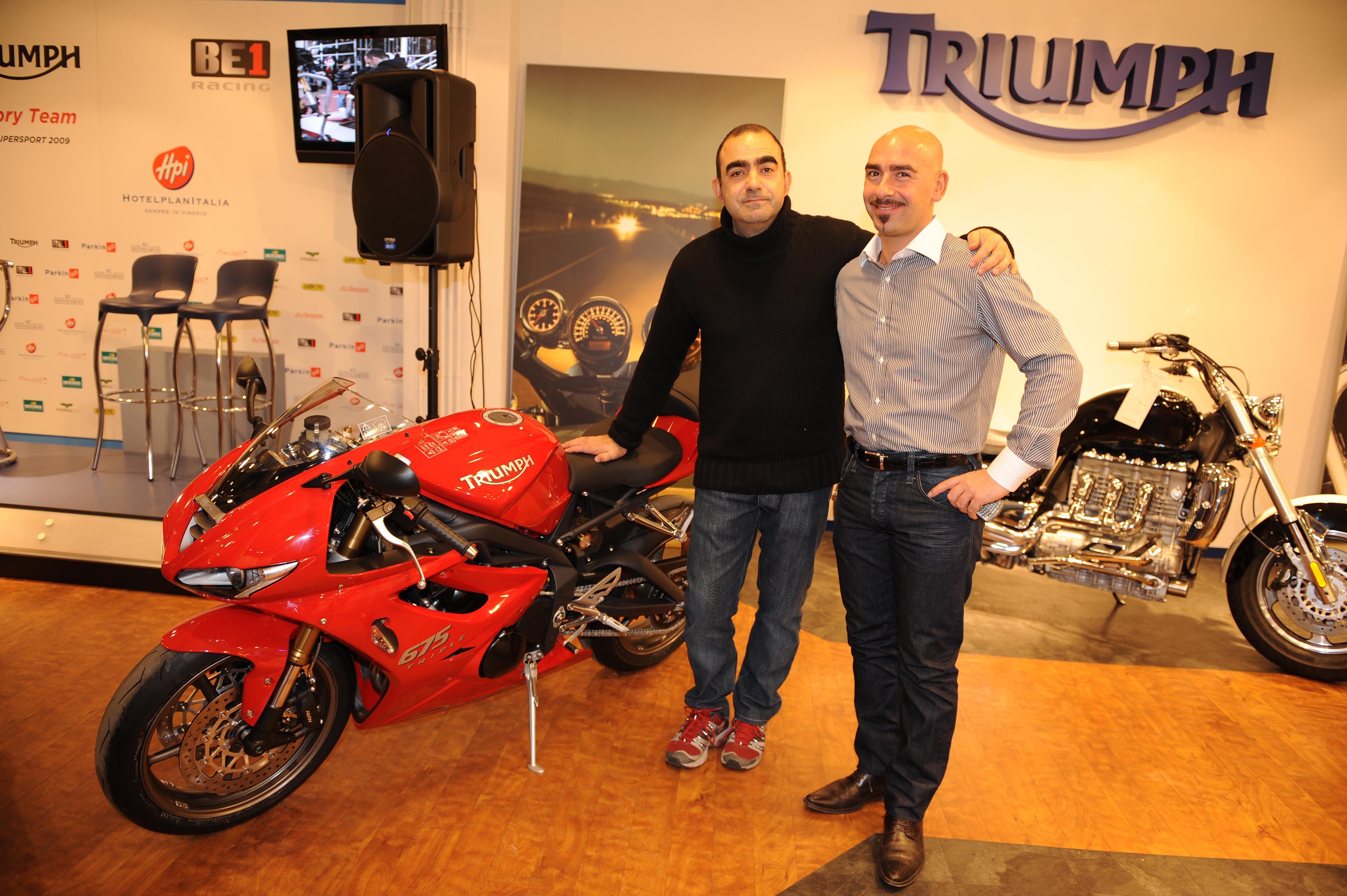 Presentato a Milano il ParkinGO Triumph BE 1 Racing Team con Elio e le Storie Tese