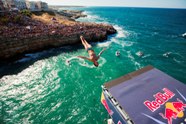 Tuffi da brivido in Puglia. A Polignano l’unica prova italiana della Red Bull Cliff Diving