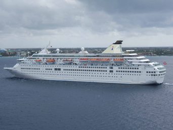 Per la nuova stagione Top Cruises 700 adv brindano sulla Louis Majesty
