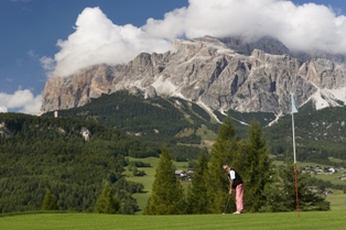 Al Cristallo di Cortina d’Ampezzo due nuove proposte di soggiorno per gli appassionati golfisti.