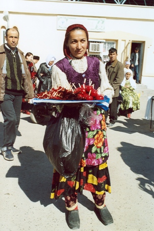 Uzbekistan donna al mercato con mele.jpg 2