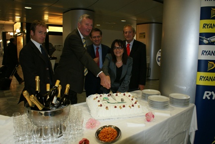 Sat e Ryanair rinnovano la partnership fino al 2016 e festeggiano i 5 anni della base