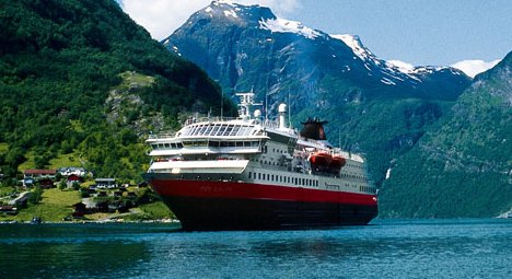 Seiviaggi al TTG presenta il catalogo “Hurtigruten anteprima 2011”