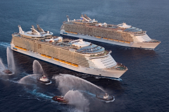 Le navi gemelle più grandi del mondo, Allure of the Seas e Oasis of the Seas, si Incontrano per la prima volta