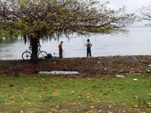 2 pescatori al porto cesar con bici alberoJPG