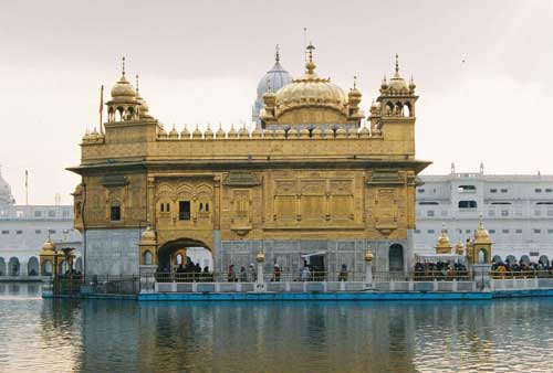 La magica sacralità del “Tempio d’oro” di Amritsar, in India.