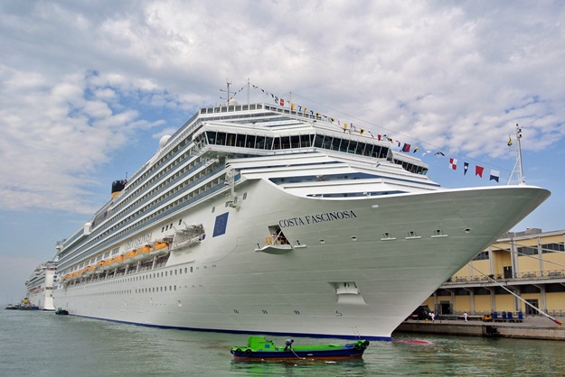 Costa Crociere riparte con la nuova ammiraglia, Costa Fascinosa. Vernissage a bordo con “I Protagonisti del Mare”