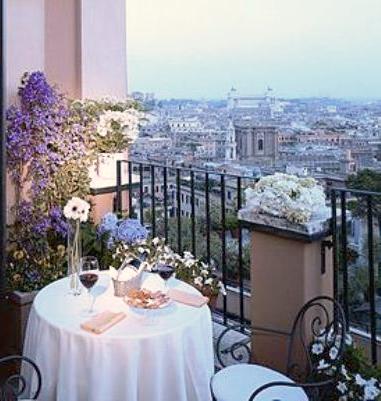 Intercontinental De La Ville, al via l’aperitivo in terrazza per tutte l’estate. Finger food vista Colosseo