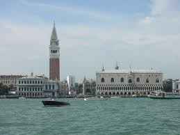 Caro-Venezia, la città lagunare è la città più cara per i turisti. Tra le località con i mercati natalizi spicca Merano