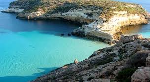 Lampedusa tra accoglienza e turismo