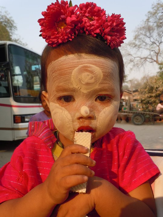 Myanmar Bambina con biscotto