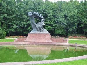 statua di Chopin nel parco Lazienki di Varsavia