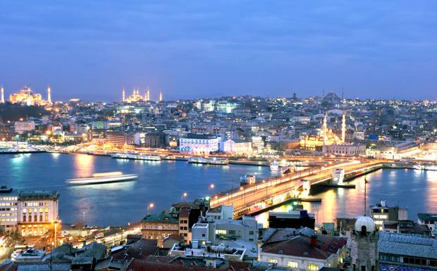 The-Istanbul-skyline-at-dus
