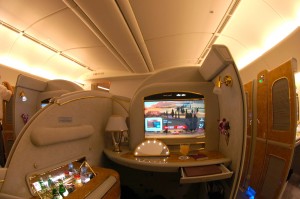 emirates_boeing_777-200lr_first_class_suite