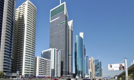 DUBAI DAL MARE: A VELE SPIEGATE VERSO le Deira ISLANDS e il Waterfront di Dubai