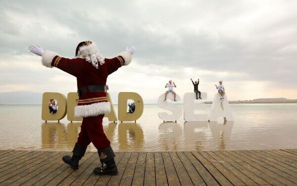 ISRAELE: In attesa del Natale…..  Babbo Natale si rilassa su Mar Morto