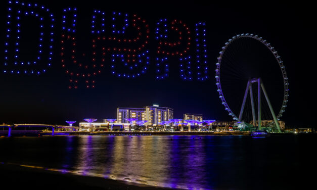 300 DRONI CREANO GIOCHI DI LUCE E ILLUMINANO IL CIELO DI DUBAI