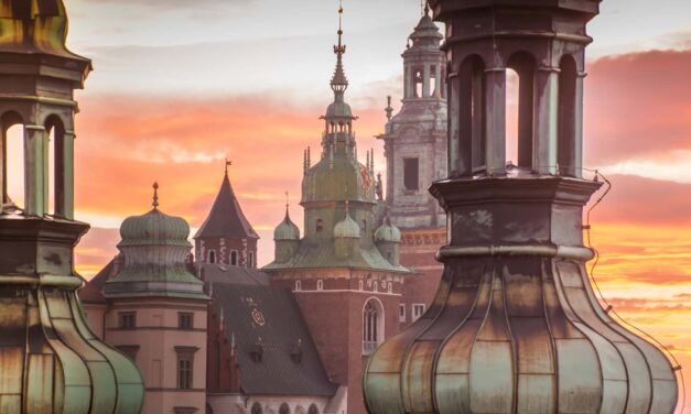 Polonia: invito al viaggio. Viaggiare ad est, oggi, equivale a “donare speranza”, sostenere in modo diretto e responsabile una popolazione generosa e impegnata nella solidarietà verso i profughi.