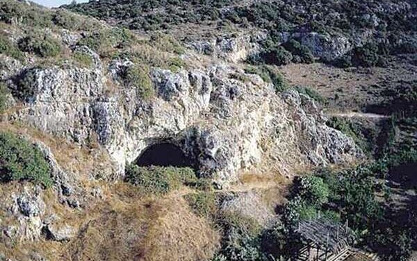 Trovati in una grotta israeliana nel nord. Un’equipe di archeologi scopre l’uso più antico di un colorante vegetale