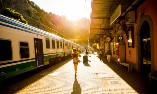 Gli italiani riscoprono l’evergreen di raggiungere la Riviera Adriatica in treno