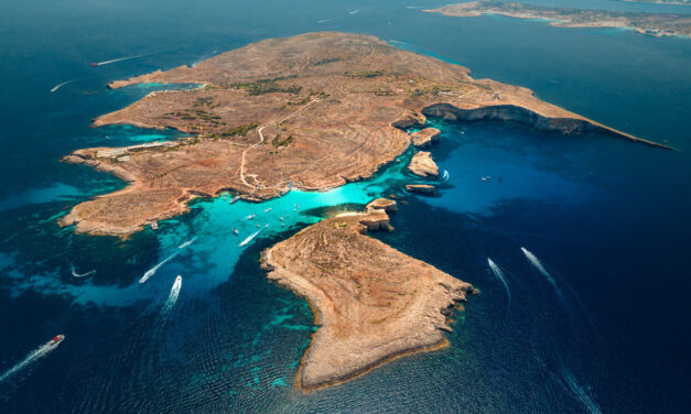 La Blue Lagoon di Comino, a Malta, da maggio 2025 è diventata accessibile solo con obbligo di prenotazione
