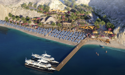 Santorini 2026, tra sogno mediterraneo e l’arrivo del Royal Beach Club