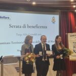 LA TARGA ALDO GRIMALDI  E’ STATA ASSEGNATA ALLA CAPITANERIA E AD ASSAGENTI