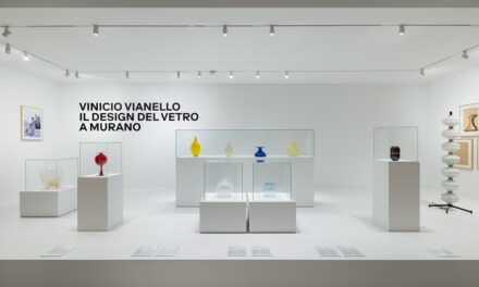 Vinicio Vianello: Il design del vetro a Murano alla Triennale di Milano fino al 1 marzo 2026