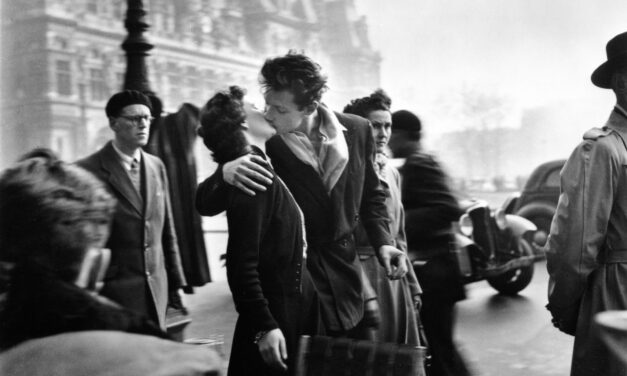 Dal 5 marzo al 19 luglio 2026 il Museo del Genio di Roma ospita la grande mostra “ROBERT DOISNEAU”, dedicata a uno dei fotografi più amati del Novecento