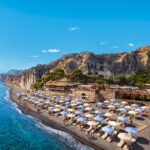 Royal Caribbean inaugura il Royal Beach Club Santorini. Il debutto del concept in Europa