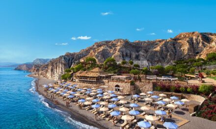 Royal Caribbean inaugura il Royal Beach Club Santorini. Il debutto del concept in Europa