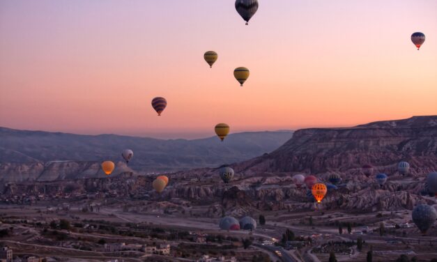 CAPPADOCIA: IL RESPIRO DEL VENTO TRA I CAMINI DELLE FATE E LE MONGOLFIERE