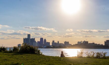 DETROIT ALL’ARIA APERTA: LA CITTÀ CHE SORPRENDE TRA RIVERFRONT, PARCHI E ROOFTOP