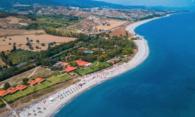 I riflettori della TV si riaccendono sulla costa ionica calabrese: “TEMPTATION ISLAND” sceglie ancora la struttura di Guardavalle Marina