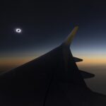 Spettacolo nei cieli: l’eclissi solare totale immortalata dai voli Vueling