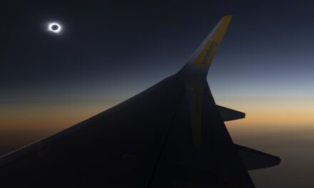 Spettacolo nei cieli: l’eclissi solare totale immortalata dai voli Vueling