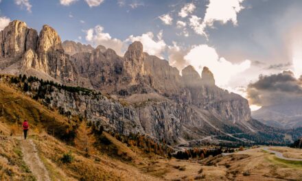 L’autunno accende la Val Gardena: al via le escursioni per le Burning Dolomites