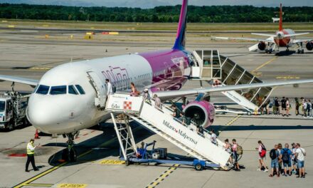 Volare con la tecnologia: la guida pratica firmata Wizz Air per preparare la valigia